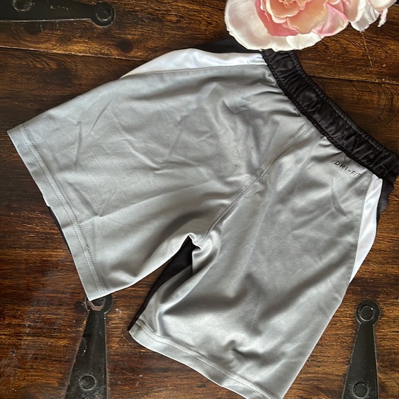 Nike Boys Shorts - Picture 2 of 4